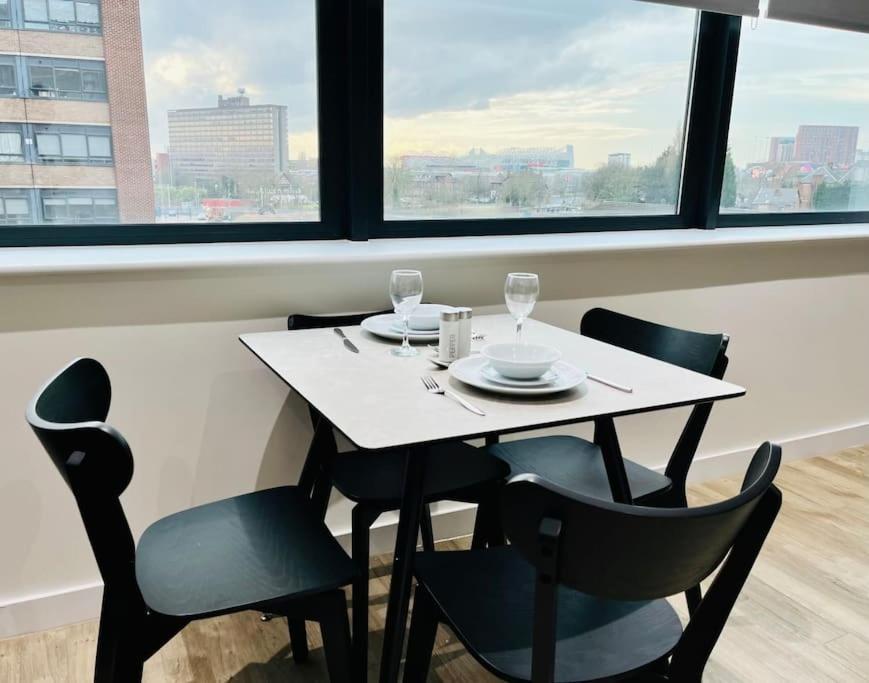 Modern One Bedroom Near Old Trafford Stadium Apartment *